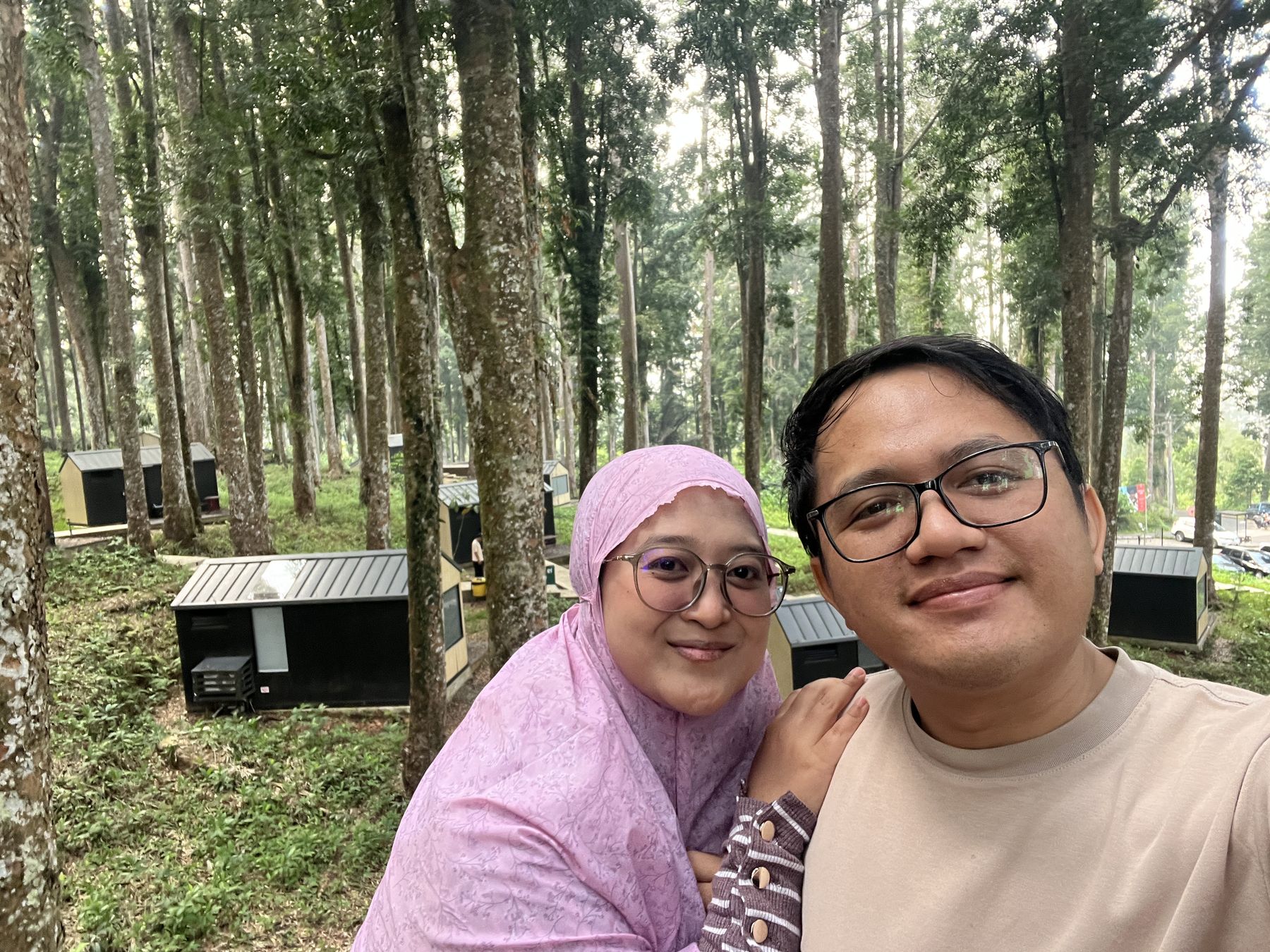 Bonggo dan Mutiara menikmati waktu bersama di tengah hutan