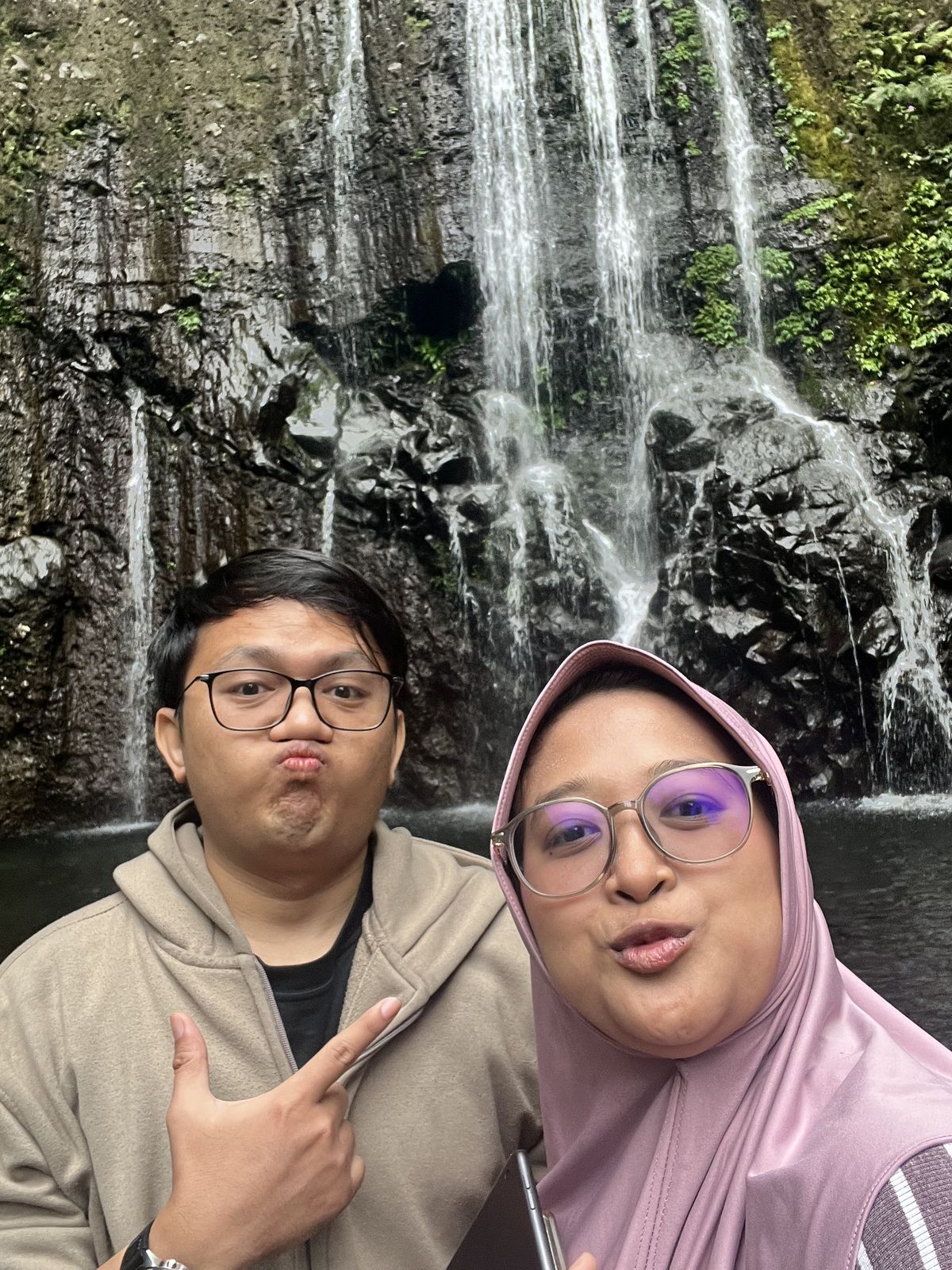 Bonggo dan Mutiara berfoto ceria di depan air terjun