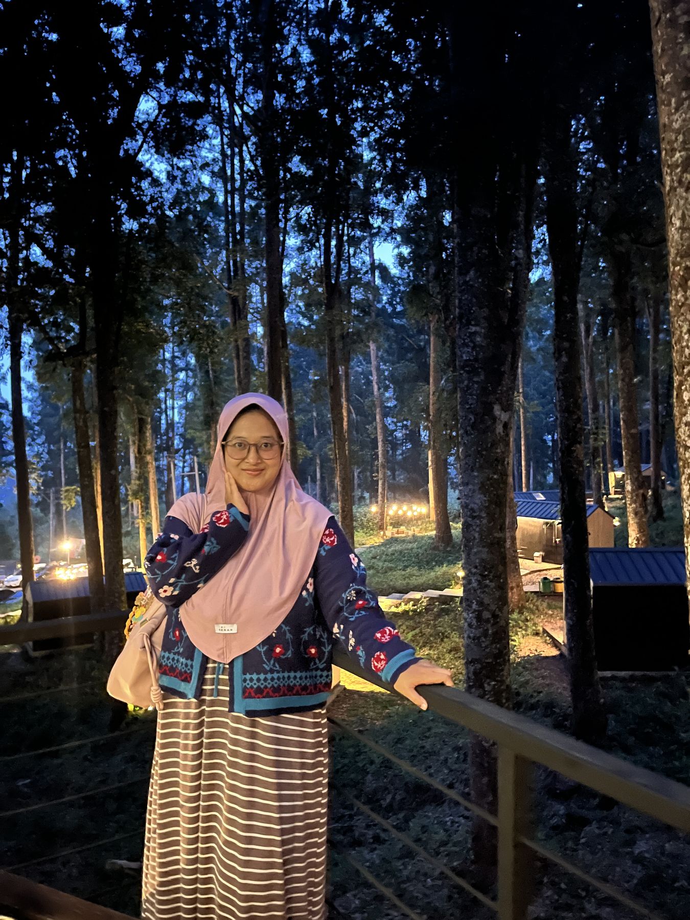 Mutiara menikmati suasana hutan di malam hari